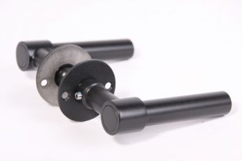 Deurklink mat zwart op RVS 105mm met rozetten (paar LL)