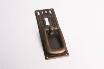 Greep verticaal voor meubeldeurtje met sleutelgat brons antiek 98mm