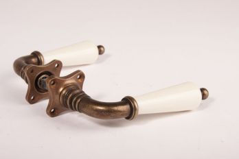 Deurklinken (paar) brons antiek antiek wit porselein +rozet 813