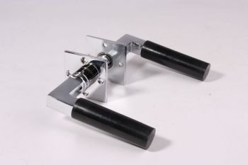 Deze deurklink is gemaakt naar het originele model ontworpen door Walter Gropius in 1923. De deurklink heeft een lengte van 110mm en een diamater (handvat) van 21mm.