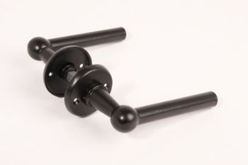 Deurkruk zwart spoorwegkruk gemaakt van gietijzer. Dit paar chemin de fer deurkrukken  wordt met twee ronde rozetten van 50 millimeter geleverd.