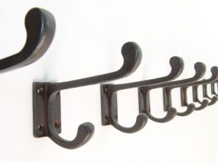 Kapstokhaak van gietijzer in de kleur roest, zwart of metaal grijs - model Schoolhaak 78mm