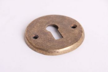 Rozet rond met sleutelgat voor baardsleutel brons antiek