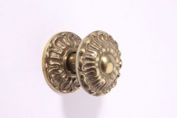 Deurknop klassiek brons antiek met rozet 71mm
