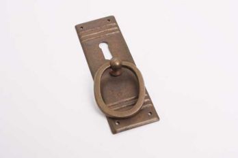 Klassieke greep voor meubeldeurtje brons antiek 33 mm met sleutelgat